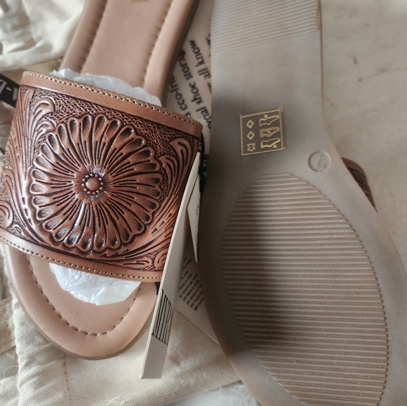 Myra Tooled Slide - Picture 2 of 6